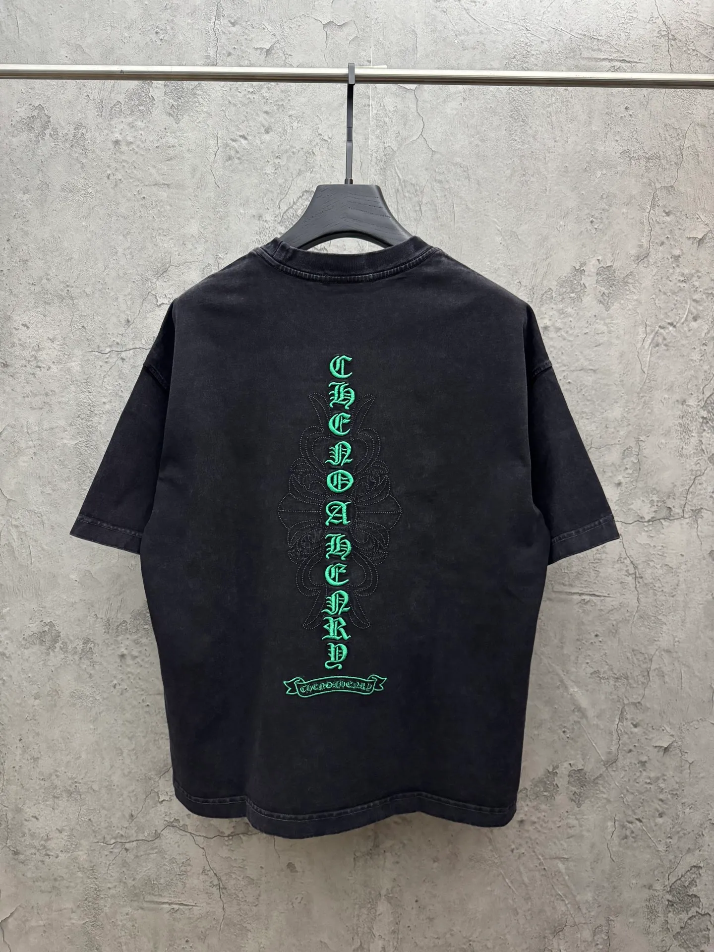 P230 top version, real shot without P, ​​different from market currency) 𝗖𝗵𝗿𝗼𝗺𝗲 𝗛𝗲𝗮𝗿𝘁𝘀/Cro Heart 2026 Spring New Original Single Counter American Washed 3D Three-dimensional Embroidered Couple Short Sleeves 👑The highest version! Customized fabric 320 grams, washed and fried. Best-selling model at the counter. Very comfortable to wear. Accessories: Original molded and authenticated collar label➕100% silk wash label. Genuine purchase-grade original hangtag➕matching hanging rope➕3D hanging beads➕original packaging bag. Craftsmanship: The original version has consistent wiring! The highest version of the armhole matching technique! Color: Gray Black Size: S M L XL Style No.: 6605